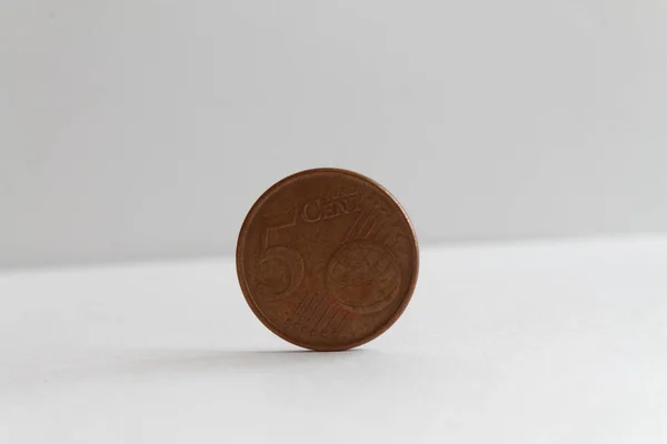 Une pièce en euro sur fond blanc isolé Valeur est de 5 centimes d'euro — Photo