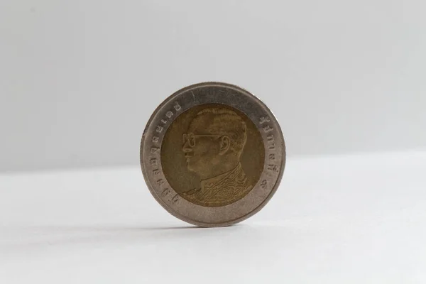 Один тайський монетку купюру є десять Бат Лі на ізольованих білий фон - назад збоку — стокове фото