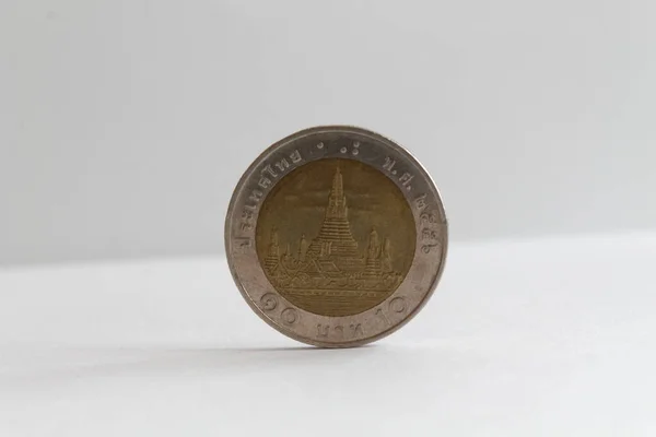 一个泰国硬币面额是10铢谎言在孤立的白色背景 — 图库照片