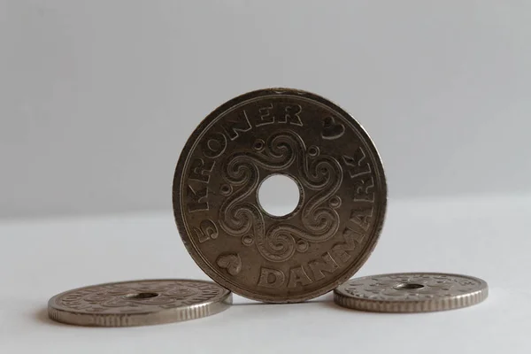 三丹麦硬币, 前硬币面额是五克朗 (冠) 谎言在被隔绝的白色背景后面边 — 图库照片