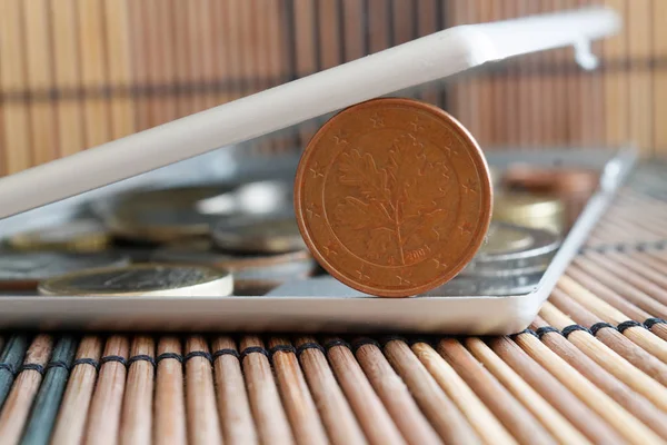 Stapel von Euro-Münzen im Wert von fünf Eurocent im Spiegel spiegeln Brieftasche liegt auf hölzernem Bambus-Tischhintergrund - Rückseite — Stockfoto