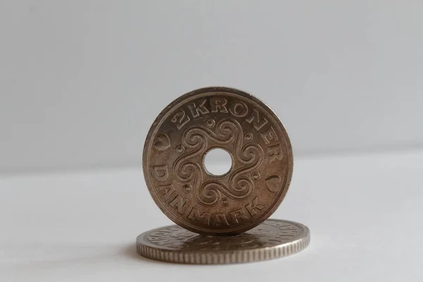 Twee Denemarken munten denominatie is 2 kroon (kroon) leugen op geïsoleerde witte achtergrond — Stockfoto