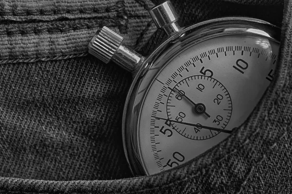 复古古董秒表, 深色牛仔口袋, 值测量时间, 旧时钟箭头分钟, 第二精度定时器记录 — 图库照片
