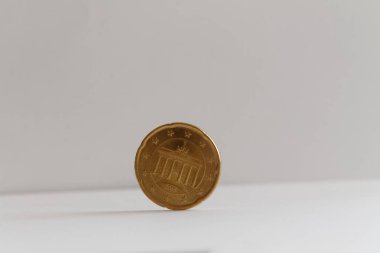 20 euro cent - arka yüzüne bir euro para izole beyaz arka planda mezhep olduğunu