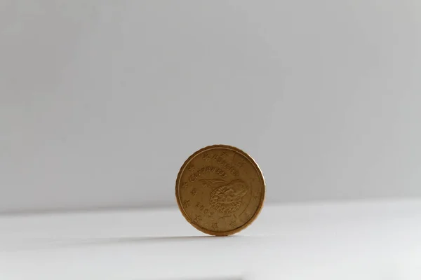 Monety 1 euro na na białym tle nominał jest dziesięć eurocentów - tylną stronę — Zdjęcie stockowe