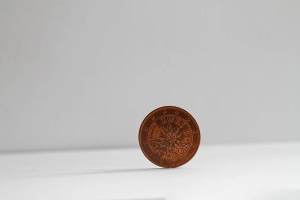 Uma moeda de euro sobre fundo branco isolado A denominação é de dois cêntimos de euro - verso — Fotografia de Stock
