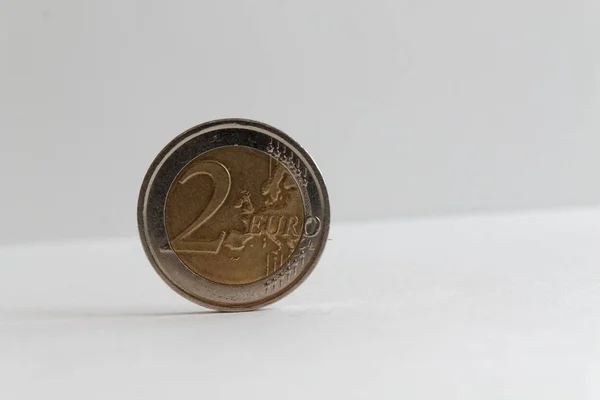 Uma moeda de euro sobre fundo branco isolado Denominação é de 2 euros — Fotografia de Stock