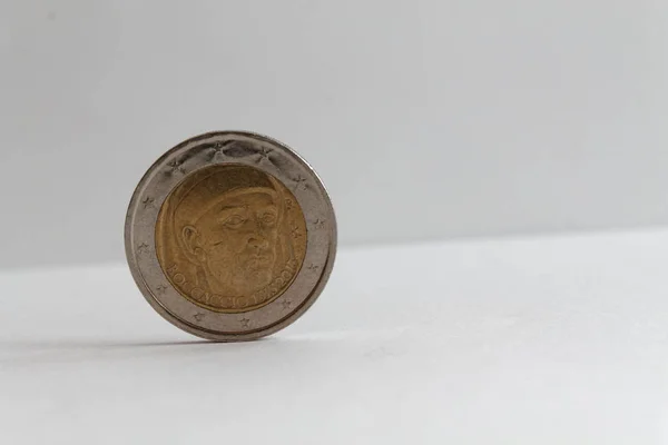Uma moeda de euro sobre fundo branco isolado Denominação é de dois euros - verso — Fotografia de Stock