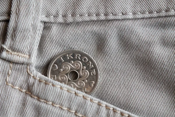Der Wert der dänischen Münze beträgt 1 Krone (Krone) in der Tasche einer alten beigen Jeans — Stockfoto
