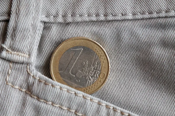 Pièce en euros avec une valeur unitaire de 1 euro dans la poche de jeans en denim blanc — Photo