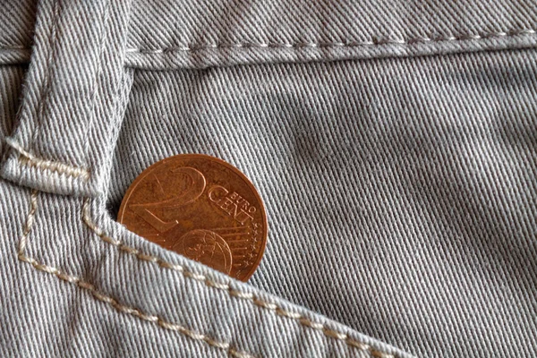 Moneta euro o nominale dwóch eurocentów w kieszeni białych jeansów — Zdjęcie stockowe