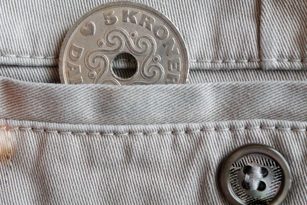 Denemarken Coin denominatie is 5 kroon (kroon) in de zak van beige denim jeans met knop — Stockfoto