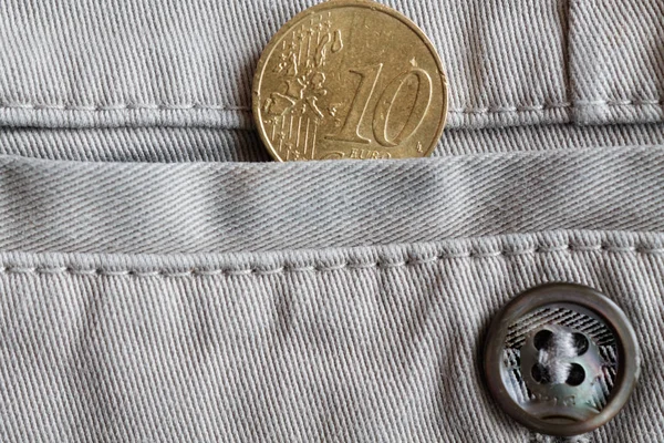 欧元硬币与10欧元美分的面值在口袋里的白色牛仔牛仔裤与按钮 — 图库照片