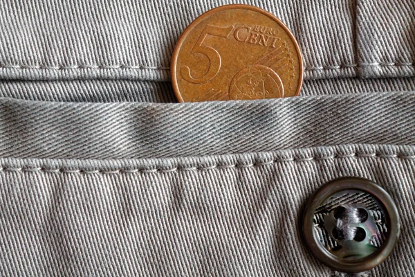 Euro koin dengan denominasi lima sen euro di saku jeans denim putih dengan tombol — Stok Foto