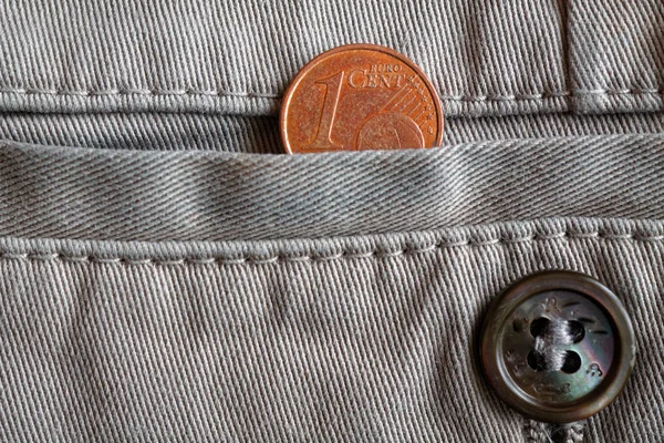 Euro munt met een benaming van een eurocent in de zak van witte denim jeans met knop — Stockfoto