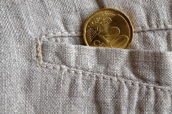 Монета евро номиналом 20 евро в кармане изношенных бельевых брюк — стоковое фото