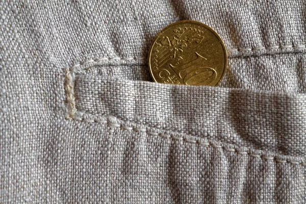 Moeda de euro com uma denominação de 10 cêntimos de euro no bolso de calças de linho usadas — Fotografia de Stock