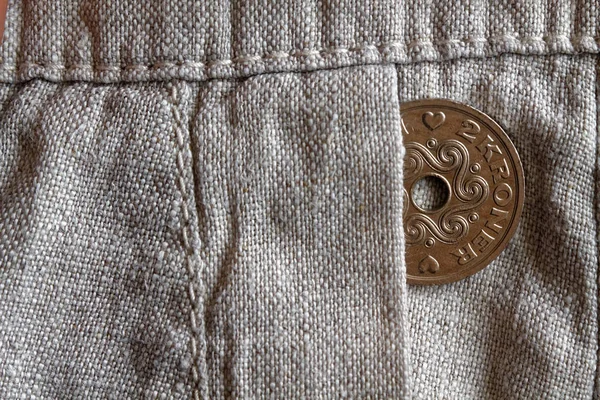Danmark myntvalör är 2 krona (krona) i fickan på gamla linne byxor — Stockfoto