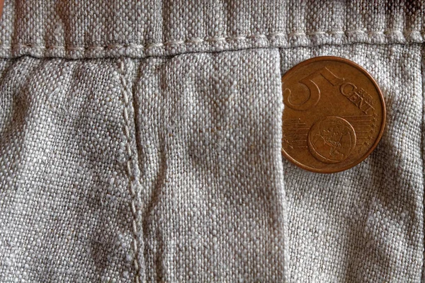 Moneta in euro con un taglio di 5 centesimi di euro nella tasca dei vecchi pantaloni di lino — Foto Stock