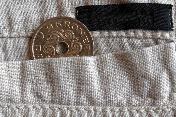 Danmark myntvalör är 2 krona (krona) i fickan på gamla linne byxor med svart rand — Stockfoto