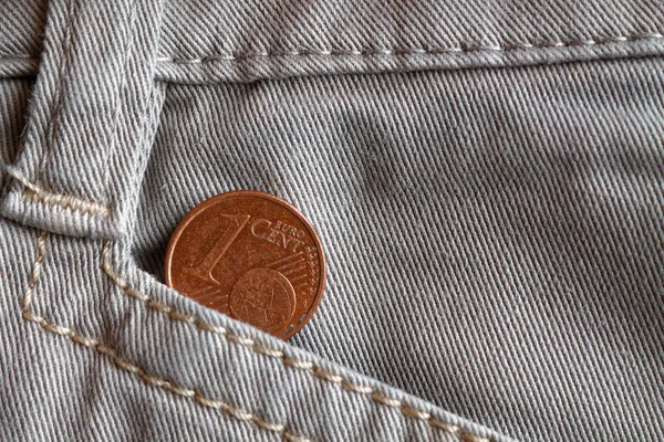 Moneta in euro con un taglio di 1 centesimo di euro nella tasca di jeans in denim bianco — Foto Stock