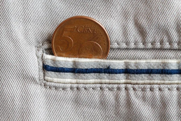 Moeda de euro com uma denominação de 5 cêntimos de euro no bolso de jeans jeans jeans branco com listra azul — Fotografia de Stock