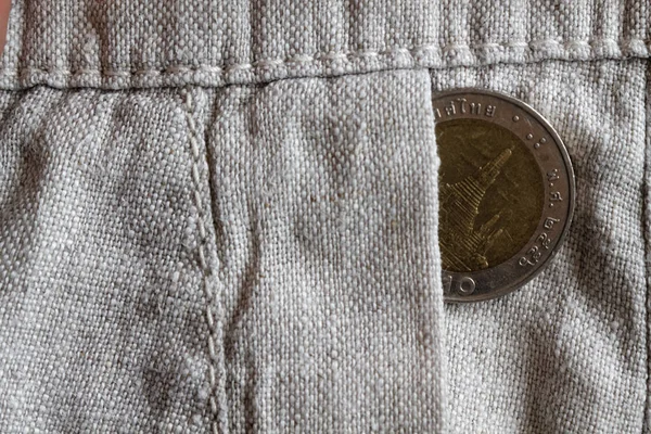 Tajski monety o nominale 10 Baht w kieszeni stare spodnie lniane — Zdjęcie stockowe