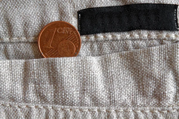 Euromunten met een nominale waarde van één euro cent in de zak van linnen broek met zwarte streep — Stockfoto