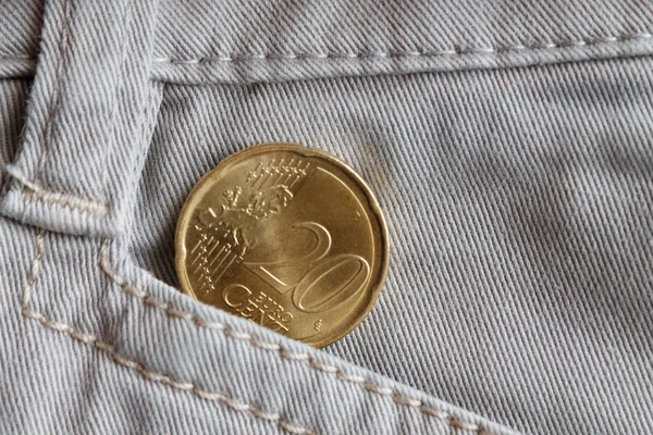 Euromynt med ett nominellt värde på 20 euro cent i fickan på gamla beige denim jeans — Stockfoto