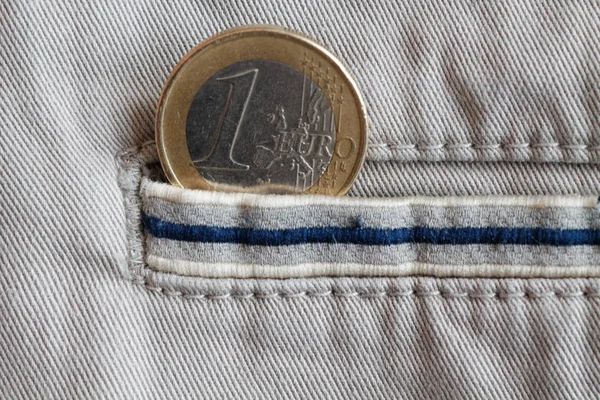 名称・ ブルー ストライプ ベージュ デニム ジーンズのポケットに 1 ユーロとユーロ硬貨 — ストック写真