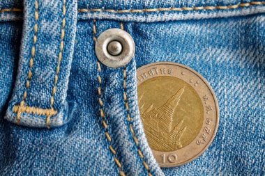 Bir mezhep yıpranmış ışık mavi kot kot pantolon cebinde on Baht ile Tay madeni para