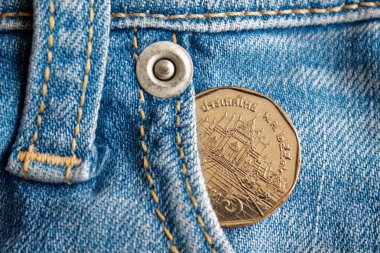 Bir mezhep yıpranmış ışık mavi kot kot pantolon cebinde beş Baht ile Tay madeni para