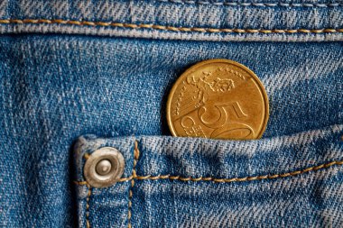 Euro madeni para ile 50 euro cent ışık mavi kot kot pantolon cebinde bir mezhebi