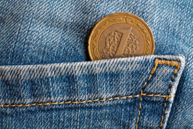 Bir mezhep eski mavi aşınmış kot kot pantolon cebinde bir Lirası ile Türk madeni para