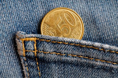 Euro madeni para ile 50 euro cent mavi aşınmış kot kot pantolon cebinde bir mezhebi