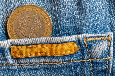 Bir mezhep eski Biege'e denim kot pantolon cebinde 1 lira ile Türk madeni para
