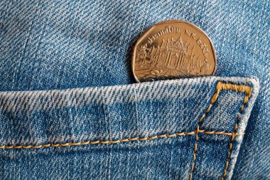 Eski mavi aşınmış kot kot pantolon cebinde beş baht bir mezhep ile Tay madeni para