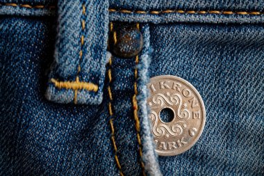 Danimarka jeton mezhebi 1 Kronu (taç) eski yıpranmış cep denim jeans içinde olduğunu.