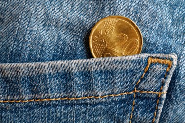 Euro para 20 euro cent eski mavi aşınmış kot kot pantolon cebinde bir mezhebi ile