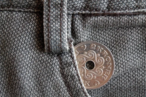 Danmark myntvalör är två krona (krona) i fickan på gamla bruna denim jeans — Stockfoto