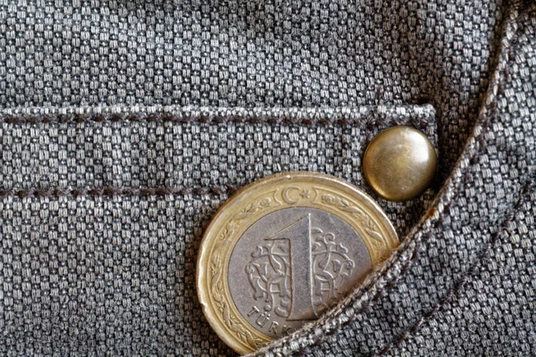 Turkiska mynt med ett nominellt värde av 1 lira i fickan på slitna bruna denim jeans — Stockfoto
