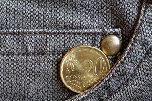 Moeda de euro com uma denominação de 20 cêntimos de euro no bolso de jeans de ganga castanho desgastado — Fotografia de Stock