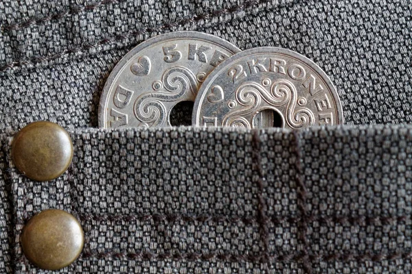 デンマークの硬貨の名称は茶色のデニムのジーンズのポケットに 5 と 2 のクローネ (クラウン) — ストック写真