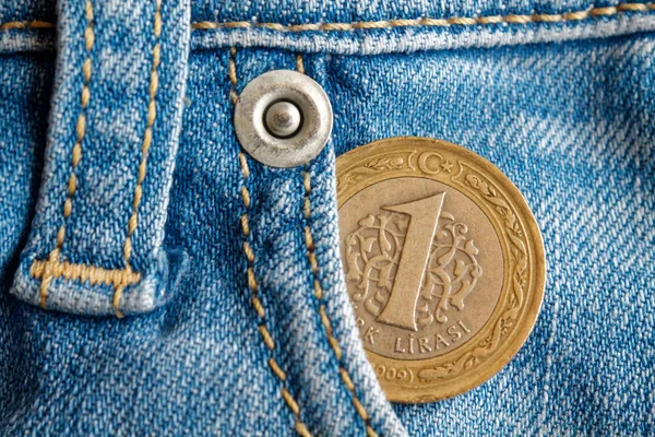 Turkiska mynt med ett nominellt värde av en lira i fickan på slitna ljus blå denim jeans — Stockfoto