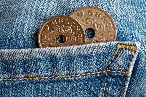 Denominasi koin Denmark adalah 5 dan 2 krone (mahkota) di saku jeans denim biru tua — Stok Foto