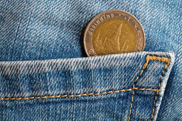 Eski mavi aşınmış kot kot pantolon cebinde on baht bir mezhep ile Tay madeni para — Stok fotoğraf