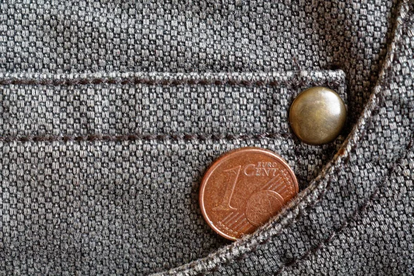 Monety o nominale 1 euro cent w kieszeni zużyte brązowe spodnie jeansowe — Zdjęcie stockowe