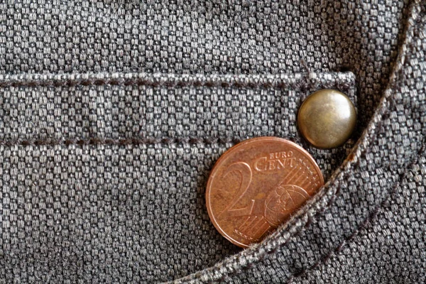 着用のブラウン デニムのジーンズのポケットに 2 ユーロ セントの名称とユーロ硬貨 — ストック写真