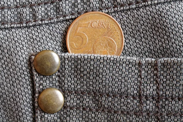 Euromunten met een nominale waarde van 5 euro cent in de zak van de oude bruine denim jeans — Stockfoto