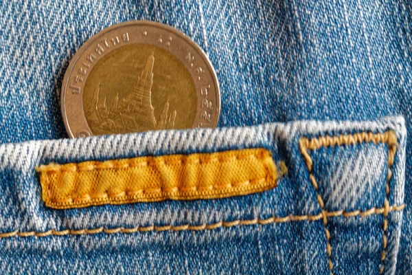 Eski Biege'e denim kot pantolon cebinde 10 Baht bir mezhep ile Tay madeni para — Stok fotoğraf